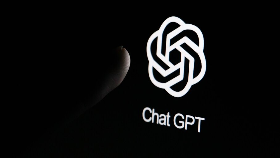 ChatGPT : OpenAI officialise la surveillance de vos conversations dans un billet de blog surréaliste